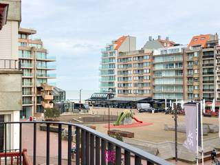 Dit nieuwbouwappartement in de Residentie Cosmopolite is uiterst goed gelegen op het einde van de Lippenslaan, vlakbij alle winkels, de zee en het strand.<br /><br />Het appartement werd volledig instapklaar gemaakt. Het bestaat uit een woonkamer met een terras, waarvan je zijdelings de zee kan zien, er is een open ingerichte keuken, een apart toilet, een mooie badkamer met inloopdouche, berging, een slaapkamer met inbouwkast en toegang tot het zonnig terras, een tweede kleinere slaapkamer waar je een enkel bed of stapelbed kan plaatsen en tevens toegang hebt tot het terras.<br /><br />In de kelderverdieping is er nog een aparte private berging voorzien.<br /><br />Vrij vanaf 1 september 2026.<br /><br />Forfait kosten syndic 75 €.