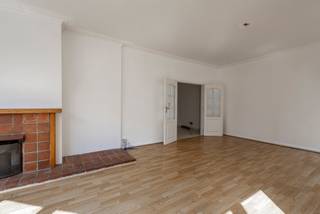 <p>Opgefrist appartement met 2 slaapkamers met grote kelder.<br />Gelegen op de tweede verdieping, bereikbaar met lift in een kleine residentie.</p><p></p><p>Dit gezellige twee kamerappartement bevindt zich in een rustige straat, nabij groenzone, maar wel met openbaar vervoer op wandelafstand. <br /><br />Bij binnenkomst kom je terecht in een ruime inkomhal met vestiairekast. De leefruimte is ruimtelijk en zeer lichtrijk dankzij de hoekligging.</p><p>De keuken is geinstalleerd en apart gelegen. Net zoals de badkamer, ramen en andere werd het appartement ca 18j terug volledig gerenoveerd en op heden andermaal opgefrist.</p><p><br />Het beschikt over twee comfortabele slaapkamers en een badkamer met douche in ligbad.</p><p></p><p>Inbegrepen in de prijs is één grote en privatieve kelderruimte.</p><p></p><p>EPC: 258 kWh/(m²jaar) – label E</p>