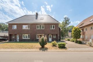 Welkom op de Bretheistraat 108 in Genk.<br /><br />Bent u op zoek naar een half open bebouwing op een gunstige en gegeerde locatie in Genk (Bret)?<br />Bent u op zoek naar een woning dewelke u naar uw eigen wensen kan renoveren?<br />Dan is deze woning met 4 slaapkamers precies wat u zoekt.<br /><br />Deze woning werd oorspronkelijk gebouwd in 1954 op een perceel van 3a 75ca. <br /><br />Met een netto bewoonbare oppervlakte van ca. 145 m² en een bruikbare oppervlakte van ca. 187 m² biedt deze woning verrassend veel ruimte en mogelijkheden voor gezinnen of kandidaat-kopers die wonen en werken willen combineren.<br /><br />Neem een kijkje via onderstaande video:<br />https://player.vimeo.com/video/1213577752<br /><br />Troeven van de woning:<br />✔ Geen renovatieverplichting (D label)<br />✔ 4 slaapkamers <br />✔ Riante badkamer<br />✔ Ruim terras aanwezig<br />✔ Voldoende parkeergelegenheid<br />✔ ...<br /><br />Indeling<br /><br />Kelder: 9 m²<br />De woning beschikt over een praktische kelderberging.<br /><br />Gelijkvloers: 67 m² <br />Het gelijkvloers bestaat uit: inkomhal, woonkamer, eetkamer, keuken, toilet en badkamer.<br /><br />Verdiep 1: 51 m²<br />Via de vaste trap bereikt u het verdiep.<br />Dit verdiep beschikt over een nachthal, twee slaapkamers en een geïnstalleerde badkamer.<br /><br />Verdiep 2: 27 m²<br />Via de vaste trap bereikt u het twee verdiep.<br />Dit verdiep beschikt over een nachthal en twee slaapkamers.<br /><br />Tuin:<br />Buiten beschikt u over een royaal terras en twee praktische bergingen (24 m² en 9 m²), die bovendien de mogelijkheid bieden om omgebouwd te worden tot een garage.<br />De tuin is gedeeltelijk omheind en aangelegd.<br /><br />Documenten<br />Het EPC-verslag, elektrische keuring, asbestattest en de grondplannen kan u eenvoudig downloaden in bijlage.<br /><br />Interesse in een bezichtiging?<br />Bel ons via 089 391 555 of mail naar info@frerevastgoed.be.<br /><br />* Opmetingen van de binnenmaten zijn indicatief en kunnen licht afwijken.