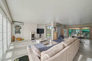 <p><strong>Instapklare bungalow met garage en tuin op rustige ligging</strong></p>
<p>Op zoek naar comfortabel gelijkvloers wonen in alle rust? Deze verzorgde bungalow in de Vinkestraat 105 te Wevelgem is gelegen in een doodlopende straat en biedt een ideale combinatie van privacy en bereikbaarheid.</p>
<p>De woning beschikt over een lichtrijke leefruimte met eetplaats en zithoek, een ingerichte keuken, twee volwaardige slaapkamers (met mogelijkheid tot uitbreiden) en een nette badkamer. <br />Daarnaast zijn er een praktische berging, inpandige garage, kelder en zolder aanwezig.</p>
<p>Buiten geniet u van een onderhoudsvriendelijke tuin met terras en overkapping op een perceel van ca. 588 m².</p>
<p>Dankzij de vele renovaties en energiezuinige ingrepen (o.a. zonnepanelen, thuisbatterij, airco en vernieuwd buitenschrijnwerk) is deze woning volledig instapklaar.</p>
<p><strong>Troeven:</strong></p>
<p>✅ Rustige ligging in doodlopende straat<br />✅ Alleenstaande woning<br />✅ Instapklaar en goed onderhouden<br />✅ Garage, kelder en zolder<br />✅ Zonnepanelen + thuisbatterij<br />✅ Aangename tuin met terras</p>
<p><span>Interesse? Contacteer ons voor meer informatie over de bezoekmomenten!</span></p>