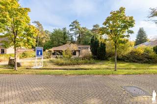 <strong>Gelijkvloerse villa in provençaalse stijl gelegen in het Zonnebos te 's Gravenwezel.</strong><br /><br /><strong>Deze gelijkvloerse villa is gelegen in het Zonnebos, een rustige en residentiële villawijk nabij het centrum 's Gravenwezel. De woning beschikt over vier volwaardige slaapkamers, ruime leefvertrekken en een praktische indeling met alle woonfuncties op het gelijkvloers. De karaktervolle U-vormige architectuur, aangename lichtinval en talrijke mogelijkheden maken van deze villa een woning met bijzonder veel potentieel.</strong><br /><br /><strong>Indeling: </strong><br />
<ul>
<li><strong>Inkomhal </strong>met ingemaakte vestiaire en gastentoilet met handenwasser;</li>
<li>Ruime <strong>woonkamer </strong>met gezellige zitput en <strong>open</strong> <strong>haard</strong>;</li>
<li><strong>Eetkamer</strong>, aansluitend op de woonkamer met toegang tot het <strong>terras;</strong></li>
<li><strong>Keuken</strong> met <strong>ontbijthoek</strong>, uitgerust met een elektrische kookplaat, dampkap, oven, vaatwasser, ingebouwde koelkast en dubbele spoelbak, eveneens met toegang tot het terras;</li>
<li><strong>Nachthal </strong>in een <strong>afzonderlijke slaapvleugel;</strong></li>
<li><strong>Vier volwaardige slaapkamers </strong>op blokjesparket, waarvan twee met een schuifraam naar het terras;</li>
<li><strong>Badkamer</strong> met ligbad, afzonderlijke douche, dubbele lavabo en toilet;</li>
<li><strong>Inpandige garage </strong>met manuele garagepoort, aansluitingen voor wasapparatuur, spoelbak en cv-ketel.</li>
</ul>
<strong>Zolderverdieping</strong><br />
<ul>
<li>Zolderruimte bereikbaar via een van de slaapkamers;</li>
<li>Extra zolderruimte boven de garage.</li>
</ul>
<strong>Tuin en buitenruimte</strong><br />
<ul>
<li>Zuidgericht terras met een aangename tuin die zich rondom de woning uitstrekt</li>
<li>Terras en binnentuin centraal gelegen tussen de vleugels van de U-vormige woning, met rechtstreekse toegang vanuit de keuken, eetkamer en twee slaapkamers</li>
<li>Bijzondere U-vormige architectuur die zorgt voor een aangename verbinding tussen de binnen- en buitenruimtes.</li>
</ul>
<strong>Algemeen</strong><br />
<ul>
<li>Vier slaapkamers en alle woonfuncties op één niveau;</li>
<li>Dak vernieuwd circa 10 jaar geleden;</li>
<li>Cv-ketel vernieuwd in 2018</li>
<li>Vloerverwarming;</li>
<li>Inpandige garage met extra bergruimte;</li>
<li>Tal van mogelijkheden om de woning naar eigen smaak te moderniseren.</li>
</ul>