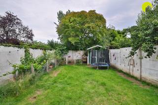 <p><span>In de gegeerde collegewijk te Edegem bieden wij u deze gezellige gezinswoning (128m²) aan met 2 slaapkamers. De woning dateert van 1966 en werd in de jaren 90 gerenoveerd.</span></p><p><span>De collegewijk is een zeer rustige woonwijk in de buurt van het Fort V. In de directe omgeving vindt u winkels, scholen, openbaar vervoer en verbindingswegen.</span></p><p><span>Op heden is de woning verhuurd. Voor eigen bewoning kan u de huurovereenkomst opzeggen met een opzegtermijn van 6 maanden.</span></p><p><span> </span></p><p><span>De woning beschikt overal over dubbele beglazing met PVC schrijnwerk. De verwarming gebeurt met elektriciteit (accumulatie). Na controle werd de woning gecategoriseerd als asbestveilig.</span></p><p><span>In 2022 werd het dak vernieuwd en voorzien van extra isolatie (14cm). De elektriciteit is niet conform aan de voorschriften van het AREI en dient dus aangepast te worden.</span></p><p><span> </span></p><p><span>Graag som ik voor u nog even de troeven op van deze gezellige woning te Edegem:</span></p><p><span> </span></p><p><span>- Gelegen in een zeer rustige woonwijk: nabij Fort V, winkels, scholen, openbaar vervoer, ...</span></p><p><span>- Overal dubbele beglazing met PVC schrijnwerk</span></p><p><span>- Dak vernieuwd en geïsoleerd in 2022</span></p><p><span>- Aangelegde tuin</span></p><p><span>- Inpandige garage + oprit voor de woning</span></p><p><span> </span></p><p><span>EPC 456 kWh/m² jaar (renovatieverplichting van toepassing)</span></p><p><span>P-score A, G-score A</span></p><p><span> </span></p><p><span>Voor een bezoek ter plaatse kan u ons contacteren op het nummer 03 449 42 41 of mail ons via hallo@habicom.be.</span></p><p><span>Benieuwd naar de waarde van jouw woning? Check het gratis op www.watismijnhuiswaard.be </span></p>