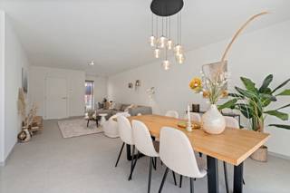 Zoek je een nieuwe thuis in Langemark? Ontdek dan deze nieuwe woningen tussen de Zonnebekestraat en Blikstraat. Je woont er vlak bij winkels, school en openbaar vervoer.
De woningen beschikken over een ruime woon- en eetkamer, een (naar eigen smaak ingerichte) open keuken, een berging, 3 slaapkamers en badkamer.
Benieuwd? Contacteer ons voor meer info.