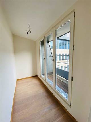BRUSSEL, (4.2) in het centrum, dicht bij de Beurs, gelegen in een recent gebouw, mooi duplexappartement van ±175m² bewoonbaar. Het bestaat...