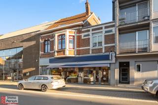 Bent u op zoek naar een zorgeloze en renderende investering op een absolute toplocatie?<br />Dit commerciële gelijkvloers, gelegen in het bruisende hart van Scherpenheuvel aan de Basilieklaan 41, biedt u een unieke kans. Het pand wordt verkocht als investeringseigendom: de bekende Leonidas-winkel is hier reeds jarenlang gevestigd en zal het pand blijven huren. Een stabiel rendement van bijna 6% bruto is mogelijk.<br /><br />Dit handelspand van circa 106 m² verkeert in uitstekende staat na een grondige renovatie in 2011. Ook op technisch vlak is het pand toekomstbestendig: met een gunstig EPC-label C, een condenserende gasketel én een airco geniet de huurder van een optimaal comfort. Het gebouw is bovendien volledig asbestveilig verklaard. Je koopt hier dus een instapklaar en kwalitatieve eigendom op een strategische locatie met een bewezen commercieel succes.<br /><br /><strong><u>INDELING:</u></strong><br /><strong>Gelijkvloers:</strong> winkelruimte, keuken, toilet en 2 extra ruimtes<br /><br />Ervaar zelf de vele voordelen van deze woning tijdens een persoonlijke rondleiding.<br />Maak vandaag nog je afspraak.<br />Mail naar info@immopersyn.be of bel 013 444 008.