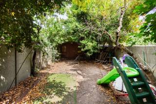 <p><strong>Op een aangename locatie, midden in een gezellige woonwijk, bevindt zich deze ruime Bel-Etage woning met heel wat potentieel. De woning beschikt over 4 slaapkamers, een ruime garage, terras en tuin en biedt dankzij haar praktische indeling tal van mogelijkheden om er een comfortabele gezinswoning van te maken.</strong></p>
<p><span><strong>INDELING:</strong></span></p>
<p>GELIJKVLOERSE VERDIEPING:<br />De centrale INKOMHAL geeft toegang tot de ruime GARAGE ca. 18m², een gastentoilet en de eerste SLAAPKAMER/POLYVALANTE RUIMTE ca. 9m². Deze ruimte kan naar wens ingericht worden als slaapkamer, bureau, hobbyruimte of praktijkruimte.</p>
<p>Via de doorgang met watervoorziening bereikt u het onderste TERRAS en de TUIN, waar u in alle rust van de buitenruimte kunt genieten.</p>
<p>EERSTE VERDIEPING:<br />Op deze verdieping bevindt zich de ruime en lichtrijke L-vormige LIVING ca. 40m² . Aansluitend bevindt zich de halfopen KEUKEN voorzien van het nodige comfort, waaronder opbergkasten, een afwasmachine, elektrische kookplaat met oven en dampkap, spoelbak, koelkast met diepvries, enz.</p>
<p>TWEEDE VERDIEPING:<br />Hier bevindt zich de BADKAMER ca. 6m², uitgerust met ligbad met douchefunctie, wastafel en WC.</p>
<p>Verder beschikt deze verdieping over de 3 SLAAPKAMERS (14m², 11m² en 6m²) <br /><br /></p>
<p><strong><span>BIJZONDERHEDEN:</span></strong></p>
<ul>
<li><span>Op te frissen Bel-Etage woning met veel potentieel.</span></li>
<li><span>Comfortabele woning met garage, terras en tuin op een goede locatie.</span></li>
<li><span>Ruime en lichtrijke leefruimte.</span></li>
<li><span>Gelegen in een gezellige woonwijk te Merksem.</span></li>
<li><span>Ideale opportuniteit voor wie de woning volledig naar eigen smaak en wensen wil moderniseren.</span></li>
</ul>