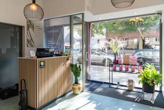 Winkel/kantoor/praktijk te huur, gelegen aan de levendige Jules Moretuslei. De ruimte is +/- 104m² groot en reeds voorzien van een keuken en toilet. De voorzetwanden kunnen simpel weggehaald worden om een open ruimte te creëren indien gewenst. Bovendien ruime parkeergelegenheid voor de deur en in de nabije omgeving bij shoppingcenter 'De Kern'. Verder vlakbij tal van andere handelszaken waaronder "Standaard Boekhandel", "Pearle", "Ici Paris XL", "De Keurslager", ...