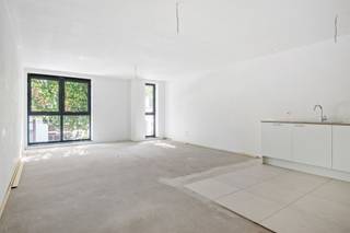 <p><span>Comfortabel en energiezuinig nieuwbouwappartement op de eerste verdieping (70m²) van een kleinschalig gebouw in het centrum van Schoten.</span></p><p><span> </span></p><p><span>Het appartement omvat een inkomhal, een leefruimte met open keuken (volledig uitgerust), een berging/wasplaats, een toilet, één slaapkamer met een en suite badkamer (met lavabomeubel en douche) en een terras (aan de achterzijde van het gebouw).</span></p><p><span> </span></p><p><span>Een warmtepomp, vloerverwarming, zonnepanelen, ventilatiesysteem, ... Het werd hier allemaal voorzien. De parketvloeren worden komende week nog geplaatst en de muren en het plafond krijgen ook nog een grondlaag. </span></p><p><span> </span></p><p><span>De maandelijkse huurprijs bedraagt € 1.095,00. Er zijn hier geen gemeenschappelijke kosten. Wel zal er een beurtrol komen voor het onderhoud van de gemeenschappelijke inkom- en traphal.</span></p><p><span> </span></p><p><span>Graag uw interesse bevestigen per mail (stijn@vastgoedbardyn.be) of Whatsapp (0478/95.01.51). Vervolgens contacteer ik U om een afspraak in te plannen. </span></p>
