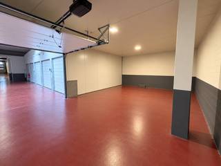 Êtes-vous à la recherche d'un garage spacieux à Ostende pour votre voiture, un espace de stockage supplémentaire ou comme investissement intéressant ? Alors ces garages sont exactement ce que vous cherchez. Situés à un emplacement central, à proximité de la Torhoutsesteenweg, ils combinent une excellente accessibilité avec un confort d'utilisation optimal. Grâce à leur situation de plain-pied, vous pouvez entrer et sortir sans effort, tandis que le site sécurisé avec surveillance par caméra assure une sécurité supplémentaire et une tranquillité d'esprit. Les prix commencent à partir de 49 000 €. Ne manquez pas cette opportunité et assurez-vous un garage pratique et de valeur à Ostende. Contactez-nous dès aujourd'hui pour plus d'informations ou planifiez immédiatement une visite.