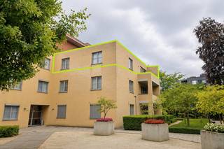 <div>
<div>
<div>
<div>
<div><span><strong>Instapklaar appartement met 2 slaapkamers en ondergrondse autostaanplaats in Residentie "De Plaetse" te Arendonk.<br /><br /><u>Een bezoek aanvragen kan eenvoudig via onze website: www.immodrie.be. Zoek het pand terug onder 'Te Huur' en selecteer vervolgens op de pagina de optie 'Bezoek aanvragen'. Omwille van de grote reeks aanvragen, worden verzoeken via Immoscoop of andere portaalsites niet verwerkt.</u><br /></strong></span></div>
</div>
</div>
</div>
</div>
<p>In de verzorgde Residentie <em>De Plaetse</em> te Arendonk bevindt zich dit ruime appartement op de tweede verdieping. Op deze verdieping zijn slechts twee andere appartementen aanwezig, wat zorgt voor een rustige en aangename woonomgeving.</p>
<p>Bij het betreden van het appartement komt u terecht in een ruime inkomhal met voldoende plaats voor het voorzien van een vestiairekast, schoenenkast of extra opbergruimte. Via een stijlvolle glazen deur bereikt u de lichtrijke leefruimte. Dankzij de grote raampartijen geniet deze ruimte van een aangename natuurlijke lichtinval, terwijl het open karakter u alle vrijheid biedt om de woon- en eetruimte volledig naar eigen smaak in te richten. Vanuit de leefruimte is er toegang tot een zuid-oost gericht terras.</p>
<p>Aansluitend bevindt zich de halfopen keuken, praktisch ingericht met een keukenwand voorzien van kookplaat en ruime opbergmogelijkheden. Aan de overzijde vindt u een vaste ontbijttafel en een functionele kastenwand met ingebouwde combi-oven en koelkast. Naast de keuken bevindt zich een praktische voorraadberging, uitgerust met een vaatwasser en aansluiting voor een wasmachine.</p>
<p>Vanuit de leefruimte geeft een tweede glazen deur toegang tot de nachthal. Hier bevinden zich twee volwaardige slaapkamers, ideaal als master bedroom, kinderkamer, bureau of hobbyruimte. Verder beschikt het appartement over een verzorgde badkamer met ligbad voorzien van douchearmatuur en een badkamermeubel met enkele wastafel. Een apart gastentoilet vervolledigt het geheel.</p>
<p>Als extra troef beschikt het appartement over een privatieve ondergrondse autostaanplaats, wat zorgt voor extra comfort en gebruiksgemak.</p>