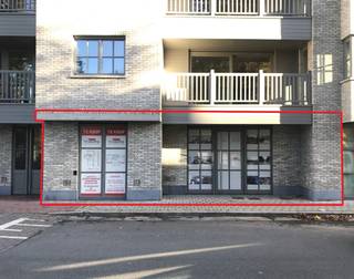 Deze kantoorruimte bevindt zich binnen de ring van Waregem, tegenover het park Baron Casier. De residentie waar de kantoorruimte deel van uitmaakt is gelegen nabij de markt van Waregem en verschillende handelszaken. <br /><br />De ruimte kent een totale oppervlakte van 57,54 m² en beschikt over een aparte kelderberging van 18,50 m². Er is zowel een toegangsdeur aan de straatzijde als aan de zij-ingang van het gebouw. <br /><br />Kan dienen voor verschillende professionelen zoals verzekeraars, boekhouders, schoonsheidespecialisten... <br /><br />Er kan gratis geparkeerd worden voor de deur (blauwe zone).