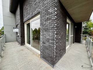 <h3><span>Rustig gelegen & energiezuinig appartement met ruim terras en garage</span></h3><p><span>Op zoek naar een comfortabel en lichtrijk appartement op een rustige locatie? <br />Dit verzorgd appartement op de </span><span>eerste verdieping</span><span> combineert aangename leefruimtes met een </span><span>ruim terras, twee slaapkamers en een privatieve garage</span><span>.<br />Bij het binnenkomen kom je in de inkomhal die toegang geeft tot de verschillende ruimtes. De ruime en lichtrijke leefruimte biedt plaats aan zowel een gezellige zithoek als een volwaardige eetplaats en sluit aan op de </span><span>keuken.</span><span><br />Een absolute troef is het </span><span>ruime terras</span><span>, dat zich langs 2 zijden van het appartement uitstrekt en vanuit de leefruimte toegankelijk is. Hierdoor geniet je van veel lichtinval en een fijne buitenruimte.<br />Verder beschikt het appartement over </span><span>twee slaapkamers</span><span>, een verzorgde badkamer met </span><span>inloopdouche en dubbele wastafel</span><span>, en een praktische berging met aansluiting voor wasmachine en droogkast.<br />Ook aan parkeergelegenheid werd gedacht: bij het appartement hoort een </span><span>afzonderlijke, ruime garagebox</span><span> op het achterliggende terrein.<br />Kortom, een verzorgd en praktisch appartement met veel licht, een aangename buitenruimte en een eigen garage, ideaal voor wie comfortabel en rustig wil wonen.</span></p><p><span>Wil je graag een bezichtiging inplannen? Contacteer ons dan via de website of via 052/50 50 00</span></p>