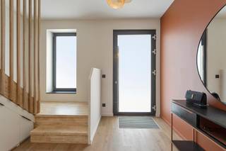 <div>
<div>This beautifully finished home was completely renovated in 2021 with a strong focus on quality, comfort and luxury. The pleasant rear extension brings in plenty of natural light, giving the house a warm and open atmosphere.</div>
<div>Located on a <strong>5‑are</strong> plot, the property is equipped with modern technologies and high‑quality materials. Some key features include:</div>
<ul>
<li>triple glazing</li>
<li>full home automation, including curtain control</li>
<li>high‑efficiency gas boiler</li>
<li>underfloor heating on the ground floor</li>
<li>ventilation system type D with heat recovery</li>
<li>videophone and alarm system</li>
<li>water softener</li>
</ul>
<div>The fully enclosed garden is beautifully landscaped and offers several terraces, a jacuzzi and a charming wooden outbuilding. A great added bonus: the garden provides access to a rear street, ensuring extra convenience and accessibility.</div>
<div>Inside, the house exudes pure class and refinement. With <strong>5 bedrooms</strong>, <strong>2 bathrooms</strong> and <strong>5 parking spaces</strong>, this is the perfect home for those who value space, privacy and comfort.</div>
<div>The property also enjoys a quiet, rural location, close to the centre of Bertem, UZ Gasthuisberg and Leuven.</div>
<div><strong>A full renovation that is truly worth a visit!</strong><br />👉 For more information or to schedule a viewing (Possibly available from April 18), contact Sven at <strong>0486/400905</strong> or <strong>sven@immogve.be</strong>.</div>
</div>