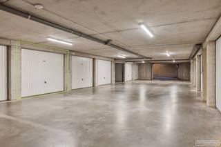 Pal in het centrum van Roeselare, vind je deze afgesloten ondergrondse garagebox met automatische poort van 16m2 voor 24.000 euro.INTERESSE? NEEM...