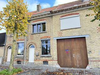 Gelegen nabij handelszaken, openbaar vervoer, restaurants, de IJzertoren... bevindt zich deze charmante woning.Op de gelijkvloerse verdieping bevindt...