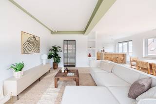 <p>Ontdek dit prachtig gerenoveerde duplexappartement van 168 m², met drie slaapkamers en een grote bureauruimte die kan worden omgevormd tot een vierde slaapkamer, ideaal gelegen in een rustige en groene wijk van Sint-Pieters-Leeuw.</p><p>De woning werd volledig gerenoveerd, met bijzondere aandacht voor de kwaliteit van de materialen, de lichtinval en de praktische indeling van de ruimtes.<br />Een instapklaar appartement met royale volumes en hedendaagse afwerkingen.</p><p><strong>Indeling</strong></p><ul><li><p>Ruime en lichtrijke woonkamer met open keuken</p></li><li><p>Drie comfortabele slaapkamers</p></li><li><p>Grote bureauruimte, eenvoudig om te vormen tot vierde slaapkamer</p></li><li><p>Douchekamer</p></li><li><p>Badkamer met aparte douche</p></li><li><p>Aangenaam terras</p></li><li><p>Twee aparte toiletten</p></li></ul><p><strong>Troeven</strong></p><ul><li><p>Volledig en zorgvuldig gerenoveerd, zonder compromissen</p></li><li><p>Elektriciteit conform</p></li><li><p>Energieklasse B en asbestvrij</p></li><li><p>Rustige, residentiële wijk met goede bereikbaarheid</p></li><li><p>Vlotte toegang tot Brussel en de belangrijkste invalswegen</p></li></ul><p><strong>Optie</strong><br />Een garagebox is optioneel beschikbaar aan €25.000.</p><p>De mede-eigendom werd eveneens volledig en recent gerenoveerd.</p><p>Voor meer informatie of een bezoek: 02/884.23.23</p><p>Stedenbouwkundige inlichtingen in aanvraag. Maatregelen opgenomen in het maatregelenregister: nee. </p>