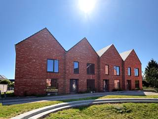 Deze woning wordt gebouwd volgens de laatste energetische normen en is uitgerust met een <strong>geothermische warmtepomp</strong> en een <strong>regenwater recuperatiesysteem</strong>.<br /><span>Op het gelijkvloers vind je de inkomhal met apart gastentoilet en berging. Verder is er de woonkamer en eetplaats met mooi zicht naar de tuin. De keuken is volledig ingericht en voorzien van alle toestellen. Op de eerste verdieping vind je drie slaapkamers, een apart toilet en een ingerichte badkamer. Standaard wordt er ook </span>een  <strong>flexibele zolderruimte,</strong> privétuin en <strong>tuinberging</strong><span> voorzien. </span><br />Meer info? Contacteer Christophe Blassieaux via 014 48 26 81 of Christophe.blassieaux@matexi.be