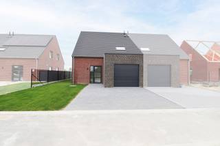 <strong>Op zoek naar een moderne woning op een goede locatie? Ontdek deze twee volledig afgewerkte en direct bewoonbare huizen in Saint-Léger!</strong>
<ul>
<li>E45</li>
<li>Helder</li>
<li>Prachtig uitzicht op het platteland</li>
<li>3 slaapkamers</li>
<li>Inpandige garage</li>
<li>Energetisch</li>
</ul>
Kavel 8 is volledig afgewerkt, inclusief schilderwerk, verlichting en tuinaanleg. <br /><br />Interesse? Neem contact met ons op!