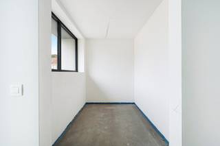 Op een uitstekende ligging, vlak bij het park en op wandelafstand van de zeedijk, bevindt zich deze kwalitatieve nieuwbouwwoning. De woning wordt nog volledig afgewerkt conform het lastenboek.  Als koper krijgt u nog de mogelijkheid om de afwerkingsmaterialen zelf te kiezen volgens het voorziene lastenboek. Zo richt u de woning volledig in naar uw eigen smaak, zonder bijkomende afwerkingskosten binnen de voorziene budgetten.<br /><br />Bij het betreden van de woning komt u in de inkomhal met gastentoilet. Op het gelijkvloers bevindt zich een ruime berging, ideaal als fietsenberging of extra opslagruimte. De lichtrijke leefruimte met open keuken biedt een mooi zicht op de privatieve tuin en het aangelegde zonneterras van ongeveer 12 m².<br /><br />Op de eerste verdieping bevindt zich de masterbedroom met een ensuite badkamer. Daarnaast zijn er nog twee volwaardige slaapkamers, een tweede badkamer en een praktische berging met aansluiting voor een wasmachine en droogkast.<br /><br />De zolderverdieping biedt tal van mogelijkheden en kan ingericht worden als extra slaapkamer, bureau, hobbyruimte of speelkamer.<br /><br />Voor de woning beschikt u bovendien over een privatieve autostaanplaats, zodat u steeds comfortabel kunt parkeren.<br /><br />De woning wordt uitgerust met kwalitatieve en duurzame technieken, waaronder een geothermisch verwarmingssysteem en zonnepanelen. Dit zorgt voor een aangenaam wooncomfort en een bijzonder laag energieverbruik.<br /><br />Contacteer ons gerust voor meer informatie of een bezoek ter plaatse.