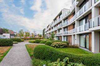 Opendeurdag: 12 september van 13u tot 16u, op afspraak.<br /><br />Bent u op zoek naar een recent en energiezuinig appartement uit 2022, met 2 ruime slaapkamers, een groot terras met tuin en een ondergrondse autostaanplaats? Dan is dit prachtige appartement in hartje Beveren zeker een bezoek waard.<br /><br />Residentie “PROSPER PARK” is rustig gelegen in een verzorgd en idyllisch binnengebied, op wandelafstand van het centrum., winkels, scholen, openbaar vervoer, horeca en de wekelijkse dinsdagmarkt. Dankzij de vlotte verbinding met de E17, E34 en belangrijke invalswegen is ook de bereikbaarheid uitstekend.<br /><br />Het appartement combineert hedendaags wooncomfort met een hoogwaardige afwerking. De inkomhal beschikt over een veiligheidsdeur met 3-puntsslot, ingemaakte zitbank met bergruimte en WC. De ruime, lichtrijke leefruimte met grote raampartijen sluit aan op de tuin. De open keuken is uitgerust met kwalitatieve AEG-toestellen en een duurzaam Dekton-werkblad.<br /><br />De buitenruimte met terras, tuin en tuinhuis is een troef. Verder zijn er 2 ruime slaapkamers met ingemaakte kasten, een dressing, moderne badkamer met bad, inloopdouche, dubbele wastafel en WC, en een aparte wasruimte. Vloerverwarming en zonnepanelen zorgen voor extra comfort en energiezuinigheid. Tot slot beschikt het appartement over een ondergrondse autostaanplaats (mee aan te kopen voor €22.500) en kelder.<br />- EPC A- P-&G-score D-Stedenbouw: Vg--Wg-Gmo-Gvkr-Gvv<br />Interesse? Surf naar onze website of bel ons voor een afspraak of meer info.
