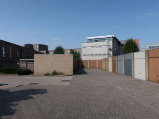 Zeer gunstig gelegen garage, vlakbij straten met veel rijwoningen, het station en op wandelafstand van het centrum. Afmetingen: 2,75 m x 5,15 m...