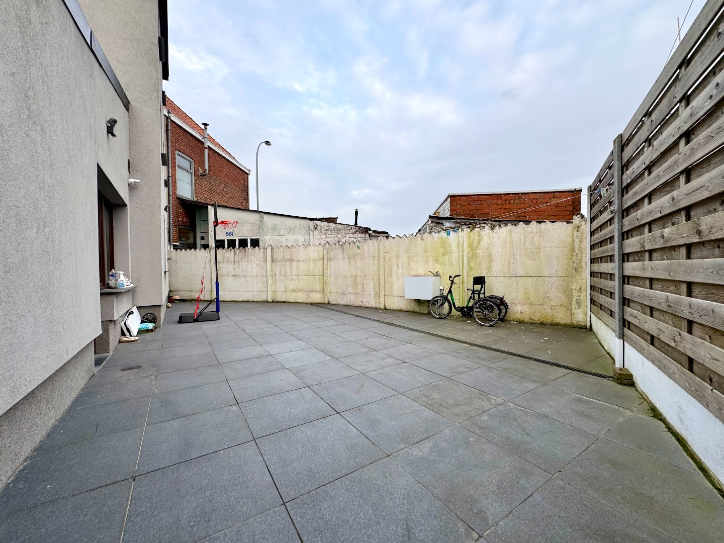 GERENOVEERDE HALFOPEN WONING MET 4 SLPKS EN RUIM TERRAS - foto 3