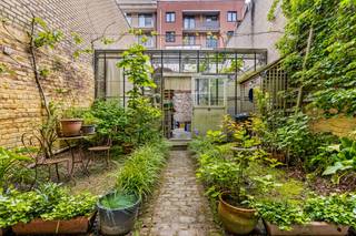 Centraal gelegen eigendom op de Zeedijk van Zeebrugge (3 kadastrale percelen), bestaande uit een HANDELSGELIJKVLOERS, een 1-slaapkamer APPARTEMENT...