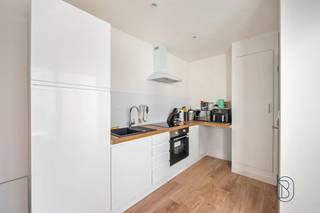 Op zoek naar een gezellige woning met een praktische indeling? Deze knusse woning beschikt over een bewoonbare oppervlakte van ca. 90 m² en omvat een lichtrijke leefruimte, een mooie keuken, een comfortabele badkamer en twee slaapkamers.

Terras van 4 m². Verder beschikt de woning over een kelder, pvc-schrijnwerk met dubbele beglazing en cv op gas.

Met een EPC-label C (278 kWh/m²/jaar) is er geen renovatieverplichting van toepassing. 

Te koop bij Immo Beguin, met kantoren in Ronse, Waregem, Deinze, Kortrijk, Tournai, Lessines.
Meer info of bezoek via info@immobeguin.be