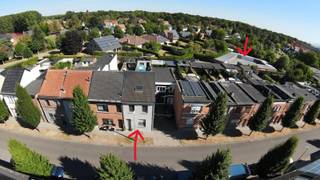 Instapklare woning met tuin, garage, 14 zonnepanelen en EPC A<br /><br />Uit de hand te koop (Immo zich te onthouden)<br /><br />--- Bezichtigen na afspraak ---<br /><br />Op zoek naar een ruime, instapklare woning waar comfort, licht en energiezuinig wonen samenkomen? Dan is deze woning zeker een bezoek waard!<br /><br />Bij het binnenkomen kom je in de ruime inkomhal met een aparte bureauruimte en gastentoilet. Verder bereik je de lichtrijke living met open keuken. Dankzij de lichtstraat en grote schuifraam geniet je hier van veel natuurlijk licht. Aansluitend aan de keuken bevindt zich een grote, praktische berging.<br /><br />Via de schuifraam kom je in de volledig afgewerkte, onderhoudsvriendelijke tuin met kunstgras. Achteraan bevindt zich een terras waar je heerlijk van de laatste zonnestralen kunt genieten. Daarnaast is er een grote gemetste tuinberging met airconditioning en een handige achteruitweg naar de garages. De garage wordt samen met de woning mee verkocht.<br /><br />Op de eerste verdieping bevindt zich de zeer ruime badkamer met ligbad en grote inloopdouche met regendouche. Daarnaast is er een aparte wasplaats met CV-ketel en plaats voor wasmachine en droogkast.<br /><br />Verder zijn er twee ruime slaapkamers en een grote dressing. Vanuit de dressing leidt een trap naar de ruime master bedroom onder het dak, eveneens voorzien van airconditioning. Ook in de living en tuinberging is airconditioning aanwezig.<br /><br />Op het dak liggen 14 zonnepanelen. De woning beschikt over een EPC-label A met score 76, wat zorgt voor een uitstekende energieprestatie. Verder is er een kleine droge kelder en een waterput van 5.000 liter.<br /><br />Gelegen in een rustige buurt, dichtbij het groen, winkels en belangrijke invalswegen.<br /><br />Een ruime en comfortabele woning met veel licht, een onderhoudsvriendelijke tuin, uitstekende energieprestatie en tal van praktische troeven.