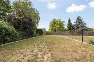 NIEUWBOUWPROJECT 'T VELD – MODERN WONEN OP EEN PRACHTIGE LOCATIE

Te koop: Luxe nieuwbouwwoning in Viersel

Welkom in 'T VELD, hét nieuwe woonproject op een werkelijk prachtige locatie.
Hier woon je in een oase van rust met alle voorzieningen binnen handbereik.

Luxueuze BEN-woning te koop met een hoogwaardige afwerking.
Deze lichtrijke halfopen bebouwing is gelegen op een absolute toplocatie!
De woning kan volledig afgewerkt worden binnen de normale aktetermijn van 4 maanden.

Kenmerken:

•	Prachtige BEN-woning
•	Klassieke architectuur met hoogwaardige afwerking
•	3 slaapkamers + afgewerkte zolder met mogelijkheid tot 2 extra slaapkamers, badkamer, extra ruime berging, prachtige tuin en 
        privé parkeerplaats onder luxe-carport met groot tuinhuis
•	Zonnepanelen en warmtepomp
•	Oppervlakte: 427 m²
•	Bewoonbare oppervlakte: 195 m²
•	Zuid tuin
•	Locatie: Salvialaan 32, 2240 Viersel

Een droomplek om te wonen!

De woning is gelegen dichtbij de toegang tot E313 (Massenhoven) en E34 (Oelegem)

Financiële informatie

Prijs € 542.750
  - Grond € 173.081
  - Constructie € 369.669
Kosten € 98.400
  - Registratierechten € 20.770
  - BTW € 77.630
Totaal excl. notariskosten € 641.150

Mis deze kans niet!
Contacteer ons vandaag nog en ontvang als eerste informatie over deze prachtige woning.

Contact: 03-320.26.50 - info@century21vyta.be