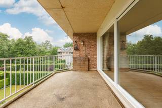 Ruim appartement met groot terras op aangename ligging.<br /><br />Indeling van het appartement:<br />Inkomhal met vestiaire, tegels, +/- 13,5 m².<br />Afzonderlijk toilet met handenwasser, tegels.<br />Living: +/- 32 m², parket.<br />Afzonderlijke keuken: +/- 14.5 m², kasten, tegels, keramisch kookfornuis, spoeltafel, frigo, granieten werkblad.<br />Berging: +/- 7.5 m², aansluiting wasmachine;<br />Slaapkamer 1: +/- 18,5 m², laminaat, balkon.<br />Slaapkamer 2: +/- 10 m², vast tapijt.<br />Badkamer 1: +/- 8.5 m², ligbad, dubbele lavabo met meubel, tegels.<br />Badkamer 2: +/- 5.5 m², douche, lavabo met meubel, toilet, tegels.<br /><br />Garagebox: afzonderlijk te koop aan € 32.500 (verplicht bij aan te kopen vermits 1 kadastraal nummer met appartement)<br />Individuele nutsvoorzieningen.