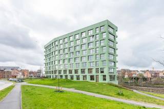 Welkom in deze verzorgde en comfortabele studentenkamer.<br /><br />De kamer is louter voor individueel gebruik en is bemeubeld met een bed, bureau, stoel, boekenrek, kleerkast en lamellen. Daarnaast beschikt de kamer over eigen sanitair met douche en toilet, evenals koud en warm water en een internetaansluiting via netwerkkabel.<br /><br />In het gehuurde goed zijn de volgende (nuts)voorzieningen/diensten aanwezig, dewelke gedeeld moeten worden met de andere bewoners: ingerichte keuken, gezellige living, fietsenbergplaats, tv-aansluiting, centrale verwarming en schoonmaak van de gemeenschappelijke delen.<br />Huurprijs 675 € + 75 € provisie nutsvoorzieningen<br /><br />Enkel voor studenten.<br />Contacteer ons gerust voor meer informatie of een bezoek ter plaatse.