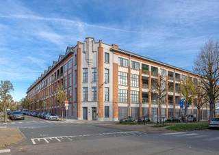 <p><strong>Superbe loft (189 m²) avec 3 chambres, grande terrasse et emplacement de parking.</strong><br />Situé au deuxième étage d’une copropriété soignée, accessible par ascenseur.</p>
<p>Découvrez cet impressionnant loft spacieux, bénéficiant d’une localisation central et très facilement accessible. Grâce à ses hauts plafonds, son vaste espace de vie ouvert et sa luminosité abondante des deux côtés, ce loft est idéal pour ceux qui souhaitent combiner espace, confort et vie urbaine de qualité.</p>
<p>Avec une superficie habitable de 189 m², le loft s’ouvre sur une grande pièce de vie comprenant un coin bureau, un accès à une agréable terrasse intégrée (22 m²) et une cuisine ouverte entièrement équipée.<br /><br />De larges baies vitrées offrent une lumière naturelle exceptionnelle tout au long de la journée.<br /><br />Attenant à la pièce de vie, un coin bureau partiellement séparé mais ouvert s’intègre harmonieusement à l’espace. Celui-ci peut être transformé en une quatrième chambre si souhaité.</p>
<p>Le loft dispose de 3 chambres (15m², 15m² et 14.25m²), dont une avec salle de bain privative (douche, baignoire, double lavabo et WC).</p>
<p>A part on retrouve un WC séparé, une buanderie/espèce de rangement fonctionnelle et une seconde salle de douche (à finaliser selon vos besoins).</p>
<p>Une cave privative est incluse dans le prix de vente. Un emplacement de parking sur le parking sécurisé extérieur doit être acquis pour 15.000€.<br /><br />La copropriété est bien gérée et parfaitement entretenue, et offre un agréable jardin commun où les résidents peuvent profiter.<br /><br />Le bâtiment est équipé d’un ascenseur et l'appartement affiche un label PEB C — un excellent équilibre entre confort et efficacité énergétique, particulièrement remarquable compte tenu des façades classées de cette ancienne fabrique de lampes construite vers 1928.<br /><br />Avec des écoles, des magasins, les transports en commun, des espaces verts et toutes les commodités quotidiennes à quelques pas, ce loft est une acquisition exceptionnelle pour ceux qui aiment l'espace, la lumière et un cadre de vie contemporain à Anderlecht.</p>