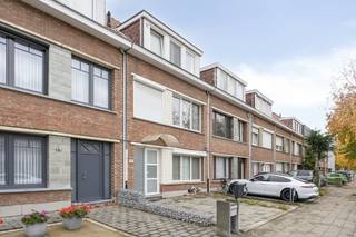 Welkom in dit huis met een uitstekende locatie dat we hier te koop aanbieden in Merksem!Bij binnenkomst, wordt u verwelkomd in de inkomhal met...