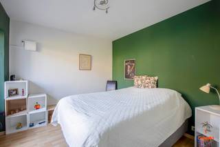 Deze bel-etage is gelegen op een steenworp van het <strong>centrum van Gent</strong>. Dankzij de grote hoeveelheid aan winkels, scholen en andere faciliteiten in de buurt zorgt dit voor een levendige buurt. Deze ligging combineert <strong>stedelijk comfort met groene ontspanning</strong>, dankzij de nabijheid van de Bourgoyen-Ossemeersen en de Watersportbaan – perfect voor wie graag wandelt, jogt of tot rust komt in het groen. Verder is de woning heel vlot bereikbaar via het openbaar vervoer en de nabijgelegen invalswegen. <br /><br />U komt binnen via een inkomhal met toegang tot de inpandige garage, een wasplaats, een eerste slaapkamer en de <strong>aangename groene tuin</strong>. De tuin is voorzien van een terras en een tuinberging. Op het eerste verdiep bevindt zich de badkamer met ligbad, toilet en dubbele lavabo en de <strong>ruime open woonkamer</strong> met aanpalend de open keuken. Verder op het tweede verdiep heeft u <strong>drie slaapkamers </strong>en een bureauruimte. Tot slot op de derde verdieping zijn nog eens <strong>twee slaapkamers </strong>en een apart toilet met lavabo.<br /><br />Wenst u het potentieel van deze woning te ontdekken? Aarzel niet ons te contacteren via 09 278 88 88.