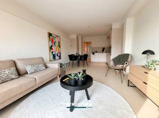 Centraal gelegen en perfect onderhouden appartement dat comfort en energiezuinigheid combineert. Dankzij de gunstige ligging geniet je van een vlotte bereikbaarheid naar winkels, openbaar vervoer en belangrijke invalswegen. Ideaal voor wie houdt van een vlotte verbinding én rust op het eigen terras.IndelingEerste verdieping: de inkomhal leidt naar een lichtrijke leefruimte met open keuken, die uitgeeft op het ruime zuidwest-georiënteerde balkon.Verder beschikt het appartement over een ruime slaapkamer, een badkamer, aparte toilet en een praktische berging.Exterieur: mogelijkheid tot aankoop autostaanplaats, afgeschermd door poort - aan €12.500Karakteristieken- Energiezuinig: EPC-label A- Zuidwestelijk georiënteerd balkon- Centrale ligging met winkels, openbaar vervoer en scholen in de buurt- Vrij bij akte- Elektriciteit conform- Gebouw met lift- Bestuursmaatregelen in het maatregelenregister: neeDit appartement biedt het perfecte evenwicht tussen comfort, ligging en duurzaamheid. Ideaal als starterswoning of investering!Maak snel een afspraak voor een bezoek via 02 460 80 46 of info@structura.be