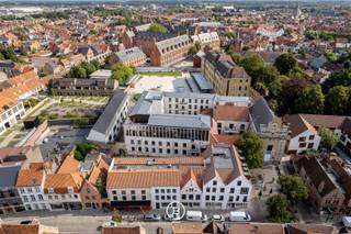 Verscholen in het hart van Brugge, bevindt zich de<br />historische site van de Weylerkazerne. Het project geniet een imposante architectuur met respect voor historische elementen, dit op een gunstige en commerciële ligging. <br /><br />Het handelspand in kwestie is gelegen langs de Ezelstraat op slechts 700 meter van de Grote Markt.<br /><br />De handelsruimte wordt casco verkocht waardoor de koper alle vrijheid geniet om het pand in te richten naar eigen smaak.<br />De winkel geniet een oppervlakte van 96 m² en is voorzien van een inpandige kelder met een oppervlakte van 31 m².<br />Extra: Mogelijkheid tot aankoop van bijhorende garagebox (NIV -1) in de achterliggende ondergrondse en deels publieke parking. (€ 65.000 excl. kosten) <br /><br />Vanuit de Ezelstraat is er overigens een vlotte verbinding naar de ring van Brugge en andere belangrijke uitvalswegen.<br /><br />Verkoop onder Btw-stelsel.