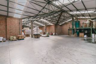 Werkplaats/magazijn van ongeveer 534 m² gelegen te Boechout, voor een gedeelte van het perceel is het ontwikkelen als verkavelbare bouwgrond...