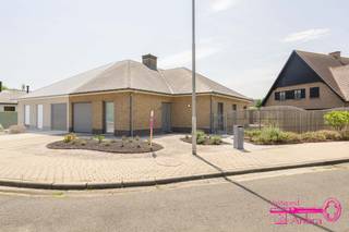 * Gelegen in een residentiële verkaveling op wandelafstand van het centrum en sport- en recreatiedomein 'Ter Borcht'* Bouwjaar 1979 - Renovatiejaar...