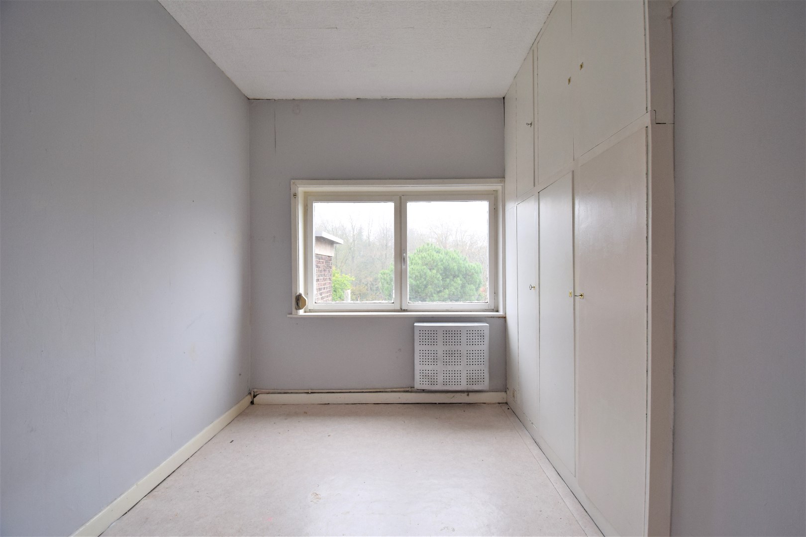 Te renoveren opbrengsteigendom met twee appartementen, parkings en tuin - foto 5