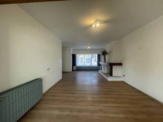 Deze ruime woning met grote tuin is gelegen nabij het centrum van Westerlo.<br />Hierdoor wordt rust gecombineerd met tal van faciliteiten en voorzieningen.<br /><br />Bestaande uit:<br />- Inkom<br />- Trap naar boven<br />- 4 slaapkamers<br />- Woonkamer/eetkamer<br />- Ingerichte keuken <br />- Badkamer met douche, toilet en dubbele lavabomeubel <br />- Inpandig garage <br />- 1 garage aan achterzijde (moet nog wel afgewerkt worden)<br />- Tuin<br />- Terras<br /><br />Extra:<br />- De huurprijs bedraag 1175 euro/maand!<br />- De woning is onmiddellijk beschikbaar!<br />- Er zijn reeds gordijnen voorzien + led verlichting!<br /><br />Uitsluitend via onze website www.vastengoed.be kan u een bezichtiging inplannen op de vooropgestelde bezoekmomenten. Voor andere vragen kan u het kantoor bereiken op het nummer 014/72.73.74.