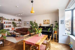 Bezoekdagen op 21/03 en 22/03 – reserveer tijdig uw bezoek.<br />Contacteer Bruno voor een afspraak of meer informatie via 0495 12 20 64.<br /><br />Op zoek naar een ruim, lichtrijk en instapklaar appartement vlak bij de Gentse binnenstad? Dan is dit appartement van ca. 100 m² in de Reginald Warnefordstraat 103, gelegen in een kleinschalige residentie, beslist een bezoek waard. Dankzij de vlotte verbinding met belangrijke uitvalswegen en het openbaar vervoer geniet u hier van een uitstekende bereikbaarheid. Ook winkels en andere dagelijkse voorzieningen bevinden zich in de nabije omgeving. Voor wie graag wat groen opzoekt, liggen Rozenbroekenpark, het Sint-Baafskouterpark en het Azaleapark vlakbij.<br /><br />Binnenin verwelkomt het appartement u met een aangename leefruimte met veel natuurlijke lichtinval. Het stijlvolle visgraatparket zorgt voor een warme en tijdloze uitstraling. Aansluitend bevindt zich de volledig uitgeruste keuken, voorzien van alle nodige toestellen en voldoende werk- en opbergruimte. <br />Verder beschikt het appartement over twee volwaardige slaapkamers, een badkamer, een apart toilet, een praktische wasruimte en een handige berging. Achteraan vindt u een recent vernieuwd terras, waar u in alle rust kan genieten van een moment buiten.<br />Een extra troef is de afgesloten gedeelde fietsenberging. Bovendien is de elektriciteit conform en wordt het gebouw goed beheerd, met lage syndickosten en zonder geplande grote werken.<br /><br />Interesse in een comfortabel appartement met ruimte, licht en een vlotte ligging? Plan dan snel uw bezoek tijdens de bezoekdagen.