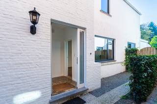 Deze mooie woning is gelegen nabij het centrum van Brasschaat. U komt binnen in een inkomhal die toegang geeft tot een living met zit- en eetgedeelte. Veel lichtinval maakt dit een gezellige zonnige ruimte. Aansluitend een goed uitgeruste keuken met ontbijtbar. Hier is een ingemaakte opbergkast. Achtergelegen een berging voor uw wasmachine. De badkamer is helemaal opgefrist en heeft een lavabo met meubel, een toilet en douche. Buiten is een fijne overkapping waar u al snel heerlijk buiten kunt zitten. Achtergelegen een ruime tuin. Boven zijn 3 slaapkamers en een zolder met vlizotrap te betreden. <br />Elektriciteit, gas en water zelf af te sluiten. <br />EPC D - 20260907-0003818320-RES-1 387 kWh/M2 jaar. <br />Interesse in een bezoekje. Bel Chantal 0468/156151 of e-mail naar info@domus-immobilien.be.