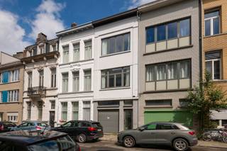 Welkom in deze ruime en moderne woning aan de Albert Grisarstraat 9, waar comfort, functionaliteit en flexibiliteit samenkomen. Dankzij de doordachte indeling, meerdere badkamers en veelzijdige leefruimtes biedt deze woning tal van mogelijkheden, of je nu op zoek bent naar een gezinswoning, een woning met een aparte studio, of een woonoplossing met extra privacy voor verschillende bewoners.
Bij het binnenkomen word je verwelkomd in een ruime inkomhal met een apart gastentoilet, een inpandige garage en een volledig ingerichte studio. Deze beschikt over een eigen keuken, badkamer en rechtstreekse toegang tot de tuin, waardoor ze perfect kan dienen als gastenverblijf, thuiskantoor, praktijkruimte of een zelfstandige woonunit.
De eerste verdieping vormt het hart van de woning. Hier vind je een lichtrijke leef- en eetruimte, een moderne, volledig uitgeruste keuken met toegang tot het terras en een extra badkamer die zorgt voor extra comfort.
Op de tweede verdieping bevinden zich twee ruime slaapkamers, waarvan één met een eigen badkamer. De derde verdieping biedt nog eens twee volwaardige slaapkamers waardoor de woning zich gemakkelijk aanpast aan uiteenlopende woonbehoeften.
Als extra troef is elke kamer uitgerust met airconditioning. Samen met de tuin, het terras en de inpandige garage maakt dit van deze woning een comfortabele en instapklare thuis met eindeloze mogelijkheden.