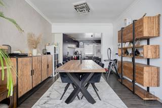 <p>Cette spacieuse maison d'une surface habitable de 183 m² et comprenant quatre chambres bénéficie d'un emplacement idéal et offre un agencement confortable pour toute la famille. On accède à la maison par un vaste hall d'entrée, qui donne également accès à la cave. Au rez-de-chaussée se trouvent une première salle de bains, équipée d'une douche, de toilettes et d'un meuble-lavabo, ainsi qu'un espace de vie lumineux qui s'ouvre directement sur la cuisine ouverte et entièrement équipée. Celle-ci est équipée d’un lave-vaisselle, d’un four, d’un réfrigérateur, d’une plaque de cuisson et de nombreux placards intégrés.</p><p>Au premier étage, vous trouverez deux chambres spacieuses et une deuxième salle de bains, équipée d’une baignoire, de toilettes, d’un meuble-lavabo double et de branchements pour une machine à laver et un sèche-linge. Le deuxième étage dispose de deux chambres supplémentaires, ce qui porte à quatre le nombre total de chambres à part entière dans cette maison. À l'arrière de la maison se trouve une agréable cour orientée à l'est, accessible directement depuis la cuisine. Vous pourrez y profiter en toute tranquillité du soleil du matin et de l'après-midi.</p><p>En résumé, une maison familiale étonnamment spacieuse et prête à emménager, bénéficiant d’un emplacement exceptionnel, avec tout le confort et l’espace que vous recherchez.</p><p>En prime : <br />- Panneaux solaires !<br />- Volets roulants électriques dans le salon. <br />- PEP 138 kWh/m² par an (Note B -> AUCUNE obligation de rénovation !)<br />- Évaluation de la gestion de l'eau : note C pour la parcelle, note C pour le bâtiment. <br />- Informations urbanistiques en cours de demande, registre des mesures en cours de demande</p><p>À proximité d'une école, de commerces, de l'autoroute, des transports en commun, etc. Pour plus d'informations, rendez-vous sur www.coenenvastgoed.be ou appelez le 03/375.82.92.<br /> </p>
