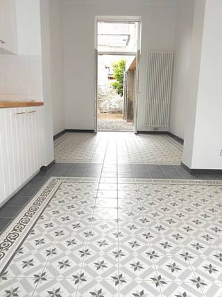 Een bezoekmoment aanvragen kan via onze website: https://www.vicusvastgoed.be/aanbod?prefilter=huren<br />- Ga naar het respectievelijke pand en klik op ‘bezoek aanvragen’.<br />- Na invullen van ‘mijn huurprofiel’ koppelen wij spoedig terug.<br /><br />NIET BELLEN!<br /><br />Prachtig gerenoveerde herenwoning met leuke buitenruimte. <br /><br />De woning heeft 3 ruime slaapkamers, een geïnstalleerde keuken, verschillende bergingen en een prachtige trappenhal. <br />Er zijn 2 toiletten aanwezig, een badkamer met inloopdouche en ligbad. <br />U huurt de woning met geïnstalleerde verlichting. Er zijn tal van authentieke elementen aanwezig. Zeer energiezuinig (EPC van 162).<br /><br />De woning heeft een zonnige tuin van 30 m2.
