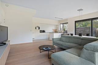 Instapklaar en energiezuinig appartement van 116 m² met 2 slaapkamers, garagebox en zuid-west gericht terras van 12 m², gelegen aan Landschapspark Frijthout, kortbij centrum Hove, bestaande uit: inkomhal met vestiairekast; apart toilet met handenwasser; leefruimte op parket met veel lichtinval met toegang via schuifraam tot een zuid-west gericht terras; open en volledig ingerichte keuken; handige bijkeuken; 2 volwaardige slaapkamers op parket; badkamer met inloopdouche en dubbel lavabomeubel. Voorts beschikt het appartement over een ruime, ondergrondse garagebox en gemeenschappelijke fietsenstalling. Individuele nutsvoorzieningen. Hoogwaardig afgewerkt app. door o.a. vloerverwarming d.m.v. individuele warmtepomp, hoge plafonds, alu ramen met dubbele beglazing, airco, ... Gelegen in een doodlopende straat en langsheen een groen parkdomein van ca 15 hectare met waterpartijen, wandel- en fietspaden! EPC: 76 kWh/m². Beschikbaar bij akte.