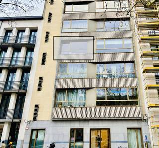 <p>I<strong>nstapklaar 2-slaapkamerappartement met terras in hartje Antwerpen</strong><br />Op zoek naar een stijlvol en comfortabel appartement op een centrale ligging in Antwerpen? Dan is dit instapklare appartement van 85 m² absoluut een bezoek waard.<br />Gelegen in een verzorgd gebouw, combineert dit appartement ruimte, licht en een praktische indeling met alle voordelen van het stadsleven binnen handbereik.<br />Indeling<br />U komt binnen in een aangename leefruimte met veel natuurlijke lichtinval dankzij de grote raampartijen. De open keuken sluit naadloos aan op de woonkamer en is voorzien van een moderne afwerking, ideaal voor zowel dagelijks gebruik als gezellige momenten met familie of vrienden.<br />Verder beschikt het appartement over 2 volwaardige slaapkamers, perfect voor een koppel, klein gezin of wie extra ruimte zoekt voor een bureau of hobbykamer.<br />Badkamer<br />De badkamer is stijlvol afgewerkt en uitgerust met zowel een bad als een douche, wat zorgt voor extra comfort.<br />Terras<br />Een absolute troef is het ruime terras, waar u in alle rust kan genieten van een koffiemoment of een zonnige dag in de stad.<br />Ligging<br />Dit appartement is uitstekend gelegen in het hart van Antwerpen, met winkels, horeca, openbaar vervoer en alle dagelijkse voorzieningen op wandelafstand. Ideaal voor wie centraal en comfortabel wil wonen.<br />Extra info<br />Bewoonbare oppervlakte: 85 m²<br />2 slaapkamers<br />Ruim terras<br />Fietsenstalling aanwezig<br />Autostaanplaats niet inbegrepen<br />In het gebouw komen er regelmatig staanplaatsen te huur vrij<br />Gemeenschappelijke kosten: ca. €150/maand<br />Inclusief persoonlijk verbruik van verwarming en warm water<br />Dit appartement is de ideale keuze voor wie op zoek is naar een instapklare woonst op topligging in Antwerpen — zowel voor eigen bewoning als investering.<br />📞 Interesse? Neem gerust contact op voor meer informatie of een bezoek ter plaatse.</p>