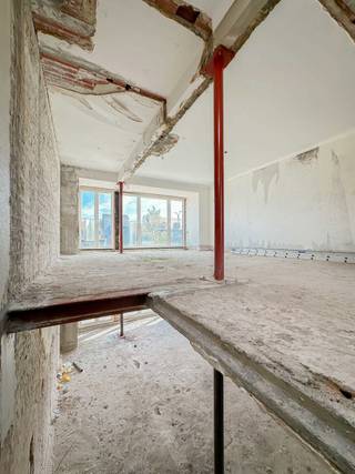 <p>Meergezinswoning, gelegen aan de Natiënlaan, ter hoogte van "Duinenwater" en op enkele passen van het centrum van Knokke en het station.</p>
<p>Het pand bevindt zich in casco toestand.</p>
<p><span>Indeling:</span></p>
<ul>
<li><span>Gelijkvloerse verdieping:</span> Inkomhal, garage, polyvalente ruimte, en traphal.</li>
<li><span>Eerste verdieping:</span> Doorlopende ruimte, volledig in te richten als appartement.</li>
<li><span>Tweede verdieping:</span> Doorlopende ruimte, volledig in te richten als appartement.</li>
</ul>
<p>Er is tevens de mogelijkheid om een extra dakverdieping te creëren.</p>