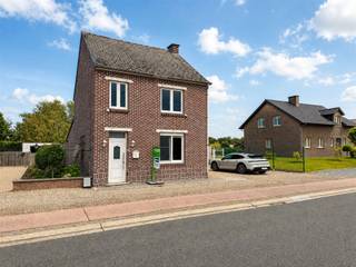 <p><span>Aan de Kantonsweg 93 in Dilsen-Stokkem bevindt zich deze verrassend ruime woning op een mooi perceel van 10a40ca, met een diepe, oostelijk georiënteerde tuin en als absolute blikvanger een recent gebouwde en bijzonder ruime garage.</span></p><p><span> </span></p><p><span>De woning biedt vandaag reeds veel woonruimte, maar vraagt op verschillende plaatsen nog verdere afwerking en/of renovatie. Net daarin schuilt een mooie opportuniteit, een nieuwe eigenaar kan het geheel verder moderniseren en volledig naar eigen smaak inrichten.</span></p><p><span> </span></p><p><span>Op het gelijkvloers bevindt zich een ruime leefruimte waarin zit- en eetgedeelte mooi in elkaar overlopen. De grote raampartijen zorgen voor veel natuurlijk licht. Aansluitend vinden we de keuken met eetplaats en rechtstreekse toegang naar buiten.</span></p><p><span> </span></p><p><span>Verder beschikt de woning over de 2 volwaardige slaapkamers en een ruime badkamer op de verdieping. De zolderverdieping bevat de 3</span><span><sup>e</sup></span><span> slaapkamer.</span></p><p><span> </span></p><p><span>Ook op technisch vlak werden reeds interessante investeringen uitgevoerd. Zo beschikt het pand over zonnepanelen (9960wp), een thuisbatterij van 11 kW, airconditioning, verwarming op aardgas en rolluiken.</span></p><p><span> </span></p><p><span>Bovendien werd recent een zeer ruime, multifunctionele garage opgetrokken. Naast plaats voor wagens biedt deze ruimte bijzonder veel mogelijkheden voor iemand die nood heeft aan extra werk-, hobby- of opslagruimte.</span></p><p><span> </span></p><p><span>De garage is verzorgd uitgevoerd en beschikt onder andere over een grote sectionale poort, veel natuurlijke lichtinval, een afzonderlijk toilet, vaste kasten en werkruimte.</span></p><p><span> </span></p><p><span>Daarnaast werd een gedeelte ingericht als bar en ontspanningsruimte, waardoor de garage zich vandaag perfect leent voor een combinatie van parkeren, hobby, atelier, mancave of ontspanning.</span></p><p><span> </span></p><p><span>Een echte meerwaarde voor autoliefhebbers, zelfstandigen die extra opslagruimte zoeken of iemand die thuis gewoon over uitzonderlijk veel praktische ruimte wil beschikken.</span></p><p><span> </span></p><p><span>Achter de woning strekt zich een bijzonder diepe tuin uit. Dankzij de oppervlakte blijft er ondanks de ruime garage nog volop buitenruimte over.</span></p><p><span> </span></p><p><span>De tuin is oostelijk georiënteerd en beschikt over meerdere tuin- en bergruimtes. Wie graag tuiniert, dieren houdt, speelruimte voor kinderen zoekt of gewoon van een grote buitenruimte houdt, vindt hier heel wat mogelijkheden.</span></p><p><span> </span></p><p><span>Enkele belangrijke troeven:</span></p><ul><li><span>Perceel van 10a40ca</span></li><li><span>Diepe, oostelijk georiënteerde tuin</span></li><li><span>Ruime gezinswoning</span></li><li><span>Mogelijkheid om verder naar eigen smaak af te werken en te renoveren</span></li><li><span>Recent gebouwde, uitzonderlijk ruime garage</span></li><li><span>Grote sectionale garagepoort</span></li><li><span>Werk- en bergruimte</span></li><li><span>Bar-/ontspanningsruimte</span></li><li><span>Apart toilet in de garage</span></li><li><span>Zonnepanelen </span></li><li><span>Thuisbatterij van 10 kW</span></li><li><span>Airconditioning</span></li><li><span>Verwarming op aardgas</span></li><li><span>Rolluiken</span></li><li><span>Interessant voor autoliefhebbers, hobbyisten of wie veel opslag- en werkruimte zoekt</span></li></ul><p><span>Kantonsweg 93 is geen klassieke woning waarbij vooral de woonoppervlakte het verhaal vertelt. Het is juist de combinatie van woning, groot perceel, diepe tuin én de uitzonderlijke recent gebouwde garage die dit eigendom onderscheidt.</span></p><p><span>De woning vraagt nog verdere afwerking en modernisering, maar biedt daardoor tegelijk de mogelijkheid om er een eigendom van te maken dat volledig aansluit bij de eigen woonstijl.</span></p><p><span> </span></p><p><span>Zelf ontdekken hoeveel ruimte hier werkelijk aanwezig is?</span></p><p><span>Neem contact op voor meer informatie of om een bezoek in te plannen:</span></p><p><span>Robin Raeven - 0484 35 73 08 - <span>robin@jemar.be</span></span><span><br />www.jemar.be</span></p><p><span> </span></p>